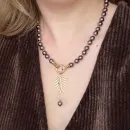 Колье из шоколадного жемчуга майорка, подвеска лист пальмы позолота.