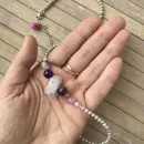 Колье из жемчуга с крупным необработанным флюоритом, аметистом и розовым. кварцем