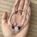 Колье из жемчуга с крупным необработанным флюоритом, аметистом и розовым. кварцем