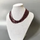 Многорядное колье из граната в ювелирной огранке.