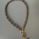 Колье из шоколадного жемчуга майорка, подвеска лист пальмы позолота.