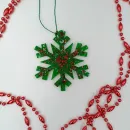 Снежинка на ёлку красно-зелёная