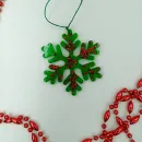 Снежинка на ёлку красно-зелёная
