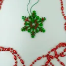 Снежинка на ёлку красно-зелёная