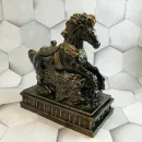 Декоративная шкатулка-статуэтка из гипса ручной работы «Конь Вороной»