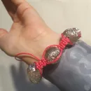 Браслет макраме из больших бусин и розового шнура