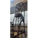 Трон из металлической проволоки