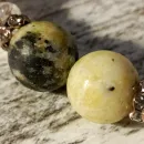 Браслет из серпентинита с хрусталем