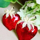 Коллекционная брошь "Клубника" от SWAROVSKI