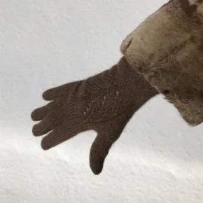 Перчатки женские из пуха яка с элементами ажура темно-коричневые