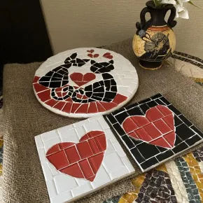 Подарочный набор подставок, декорированных мозаикой.