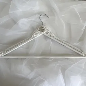 Вешалка для свадебного платья