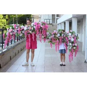 Объемная гирлянда из искусственных цветов свисающая