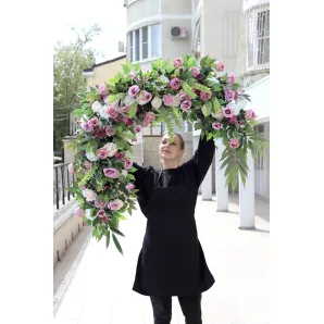 гирлянда из искусственных цветов в фиолетовых тонах