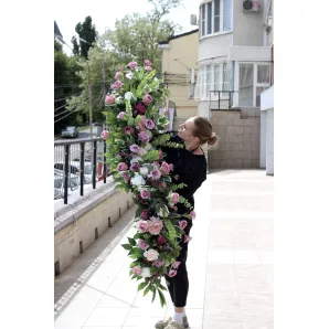 гирлянда из искусственных цветов в фиолетовых тонах