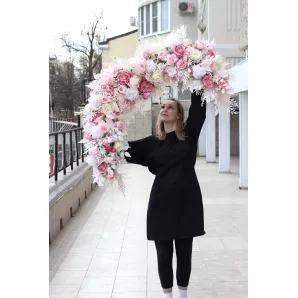 Розовая гирлянда из искусственных цветов