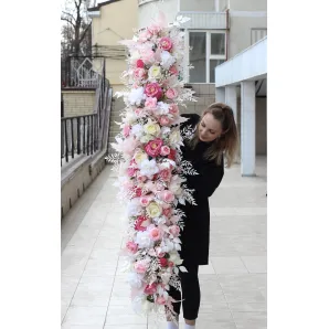 Розовая гирлянда из искусственных цветов