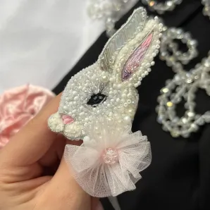 Брошь Белый Кролик