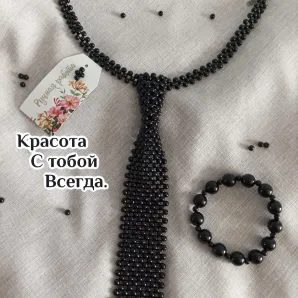Галстук из бусин черный.