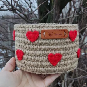 Корзина из джута с сердечками