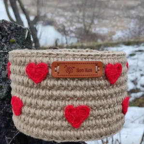 Корзина из джута с сердечками