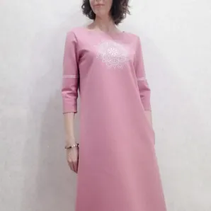 Платье с вышивкой