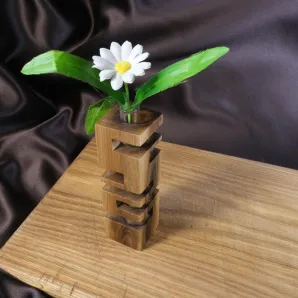 Ваза для цветов и сухоцветов из дерева ореха с колбой