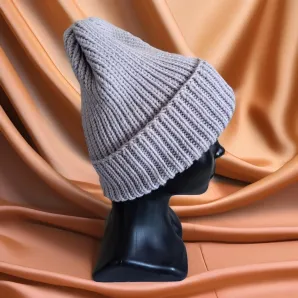 Женская вязаная шапка из мериносовой шерсти