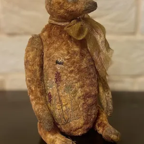 Медведь и цветы