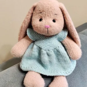 Вязаная игрушка зайка для детей