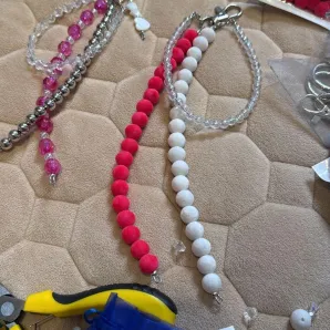 Подвесы на сумку или рюкзак, бусы в ассортименте