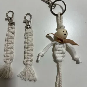 Брелок белый, плетеный. В ассортименте.