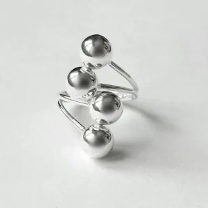 Кольцо из серебра с шариками размер 17.5-18