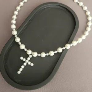 чокер крестик жемчужный