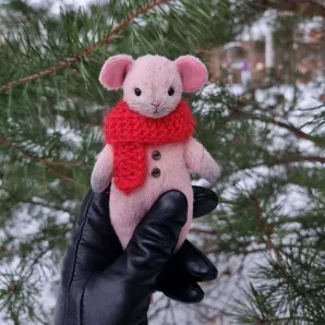 Мягкая игрушка Мышонок — компаньон для путешествий