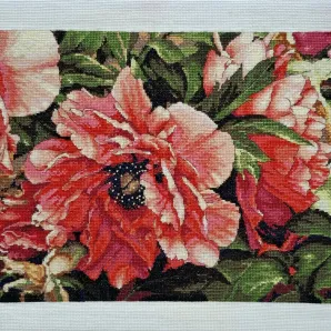 вышивка крестом яркие коралловые пионы