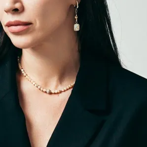 Чокер из натурального перламутра.