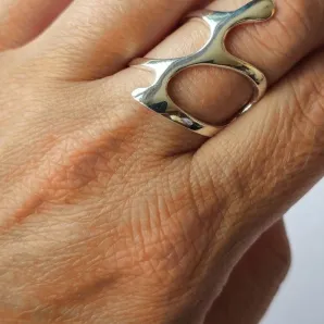 Кольцо из серебра в стиле минимализма