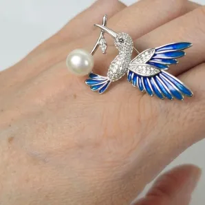 Брошь из серебра с пресноводным жемчугом "Птица"