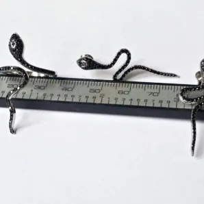 Серьги и кольцо из серебра с черной шпинелью "Змеи"