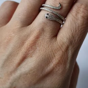 Кольцо из серебра с кубическим цирконием Змея