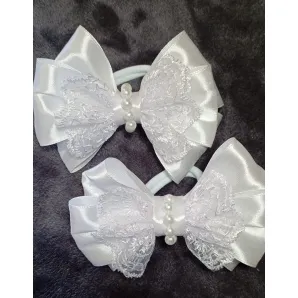 Белые атласные банты с жемчужными украшениями — пара