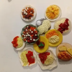 Миниатюра на тарелках