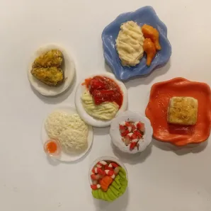 Миниатюра на тарелках