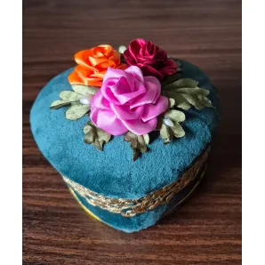 Шкатулка из бархата. Ручная работа. Вышивка лентами.