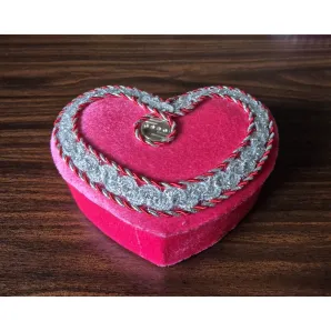 Шкатулка из бархата. Ручная работа. Отделка декоративной тесьмой.