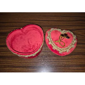 Шкатулка из бархата Сердце. Ручная работа.