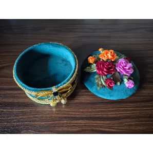 Шкатулка ручной работы. Вышивка лентами.