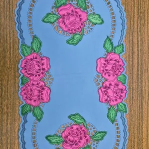 Салфетка "6 роз на синем поле", выполнена методом гильоширования. Ручная работа