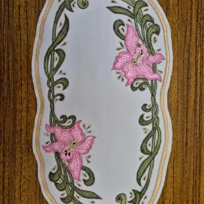 Салфетка "Розовые лилии", выполнена методом гильоширования. Ручная работа